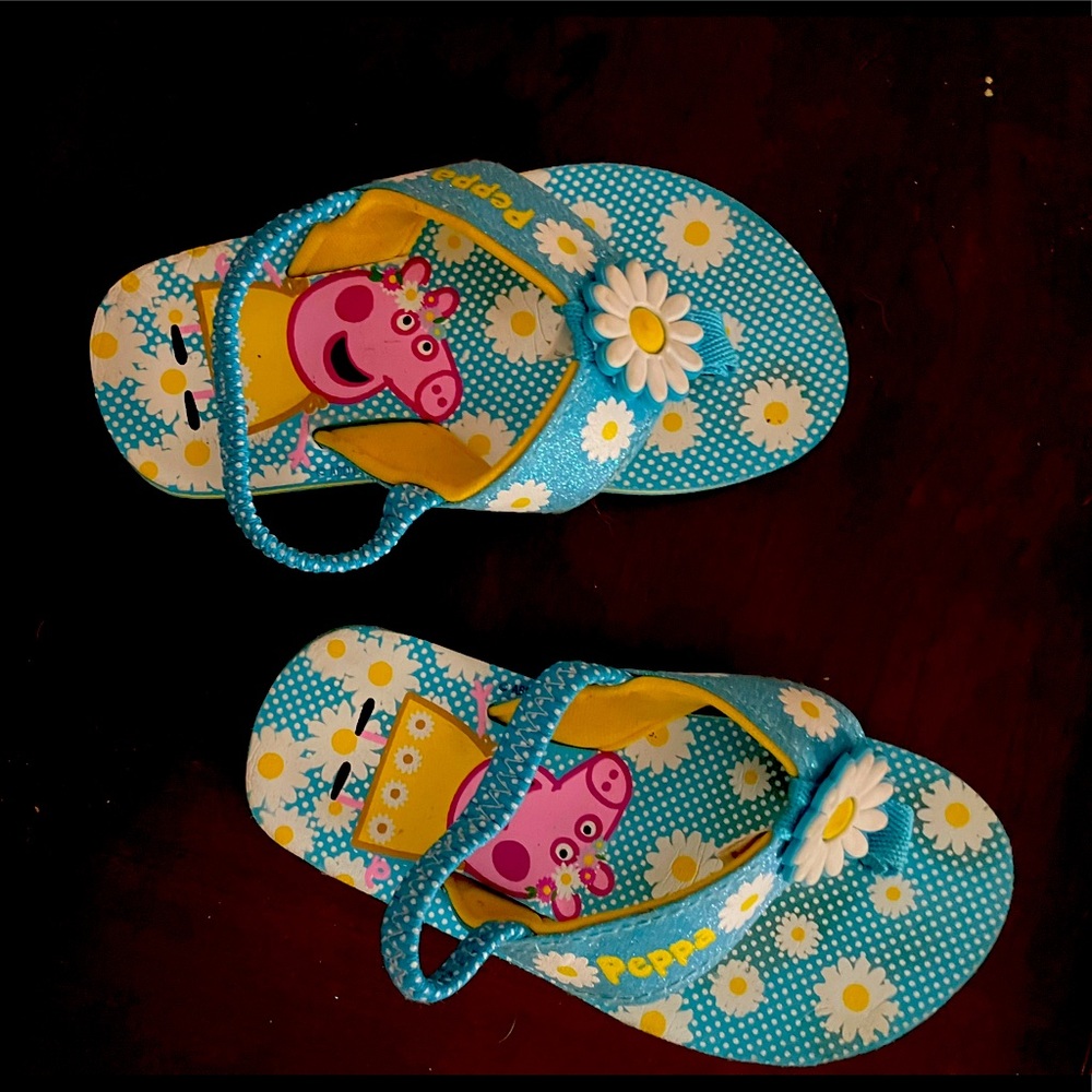 COPY - PEPPA THE PIG GIRLS SANDALS. SIZE 7-8